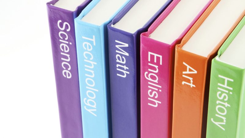 Appel à contribution concernant les cours de référence de la 2ème année universitaire pour les matières et les modules d’enseignement fondamentaux 2023.